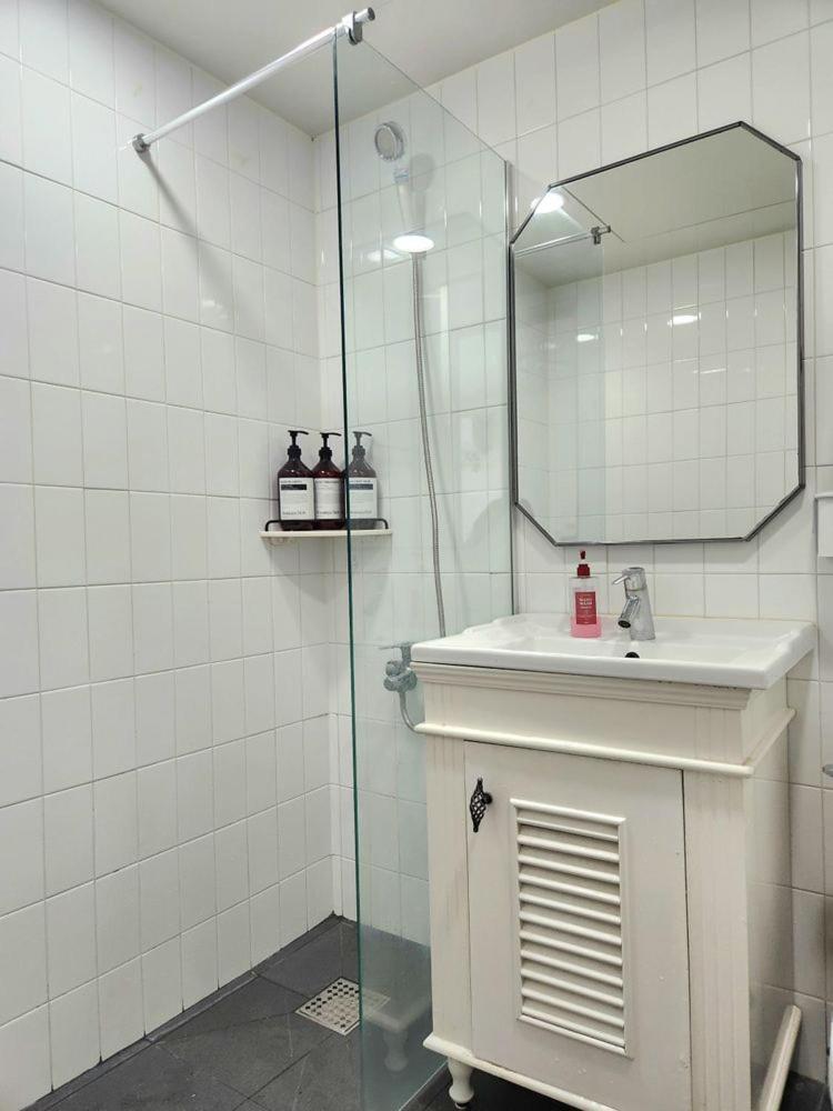 Modern House Across From Sinsa Garosu-gil, Internet Tv, Parking Available *